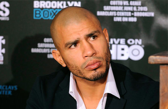 Miguel Cotto presentando un combate