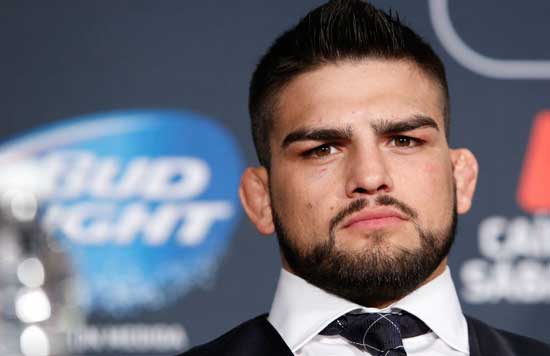 Kelvin Gastelum en una conferencia de prensa