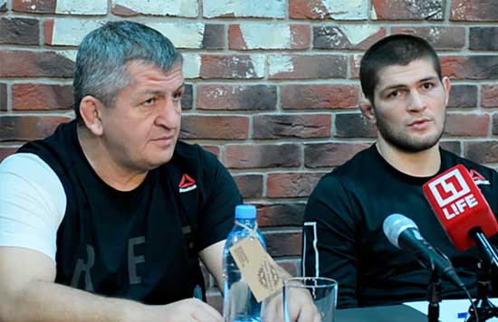 El padre de Khabib en rueda de prensa con su hijo