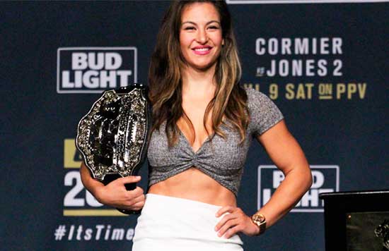 Miesha Tate posa con su cinturón de campeona de la UFC