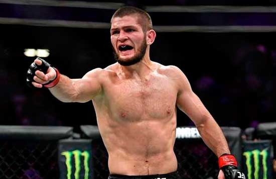 Khabib Nurmagomedov con gesto amenzante